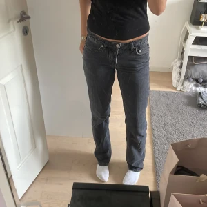 Lager 157 icon jeans i svart - Säljer ett par svarta lager 157 icon  jeans med klassisk rak passform och femficksdesign. Jeansen har låg midja och är tillverkade i slitstarkt bomullsjeans. Perfekta för dig som gillar en tidlös och avslappnad look.