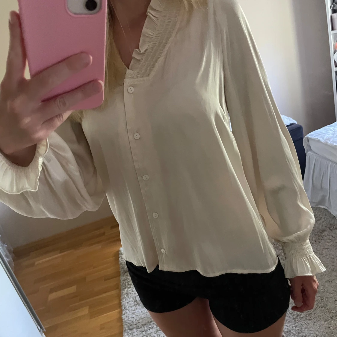 Offwhite blus i satin från Neo Noir - 1