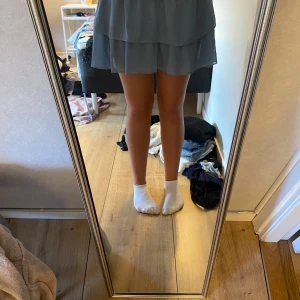 Blå volangkjol med resårmidja - Supersöt blå kortkjol med dubbla volanger och elastisk midja. Kjolen har en luftig och flowy känsla, perfekt för varmare dagar. Enkel att matcha med både crop tops och stickade tröjor. Kan diskutera pris🥰