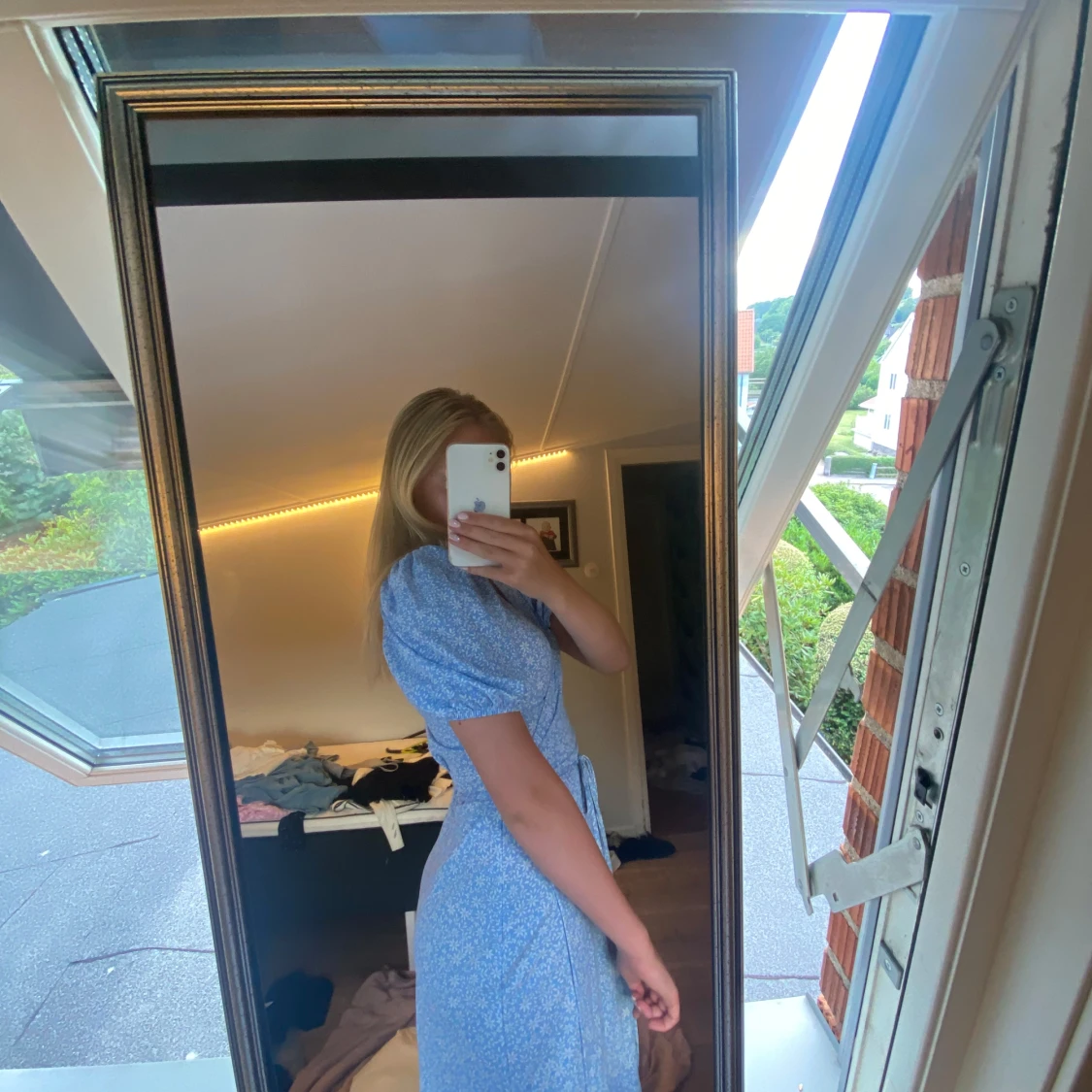 Blå blommig omlottklänning - 1