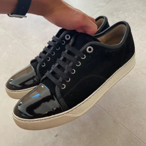 Lanvin skor (nyskick) - Hej! Säljer nu dessa sjukt snygga Lanvin skor. Skorna är i nyskick. Använda någon gång! Vi rekommenderar att gå ner en storlek. Har ett begränsat antal boxar och dustbag! Hör gärna av dig vid frågor 