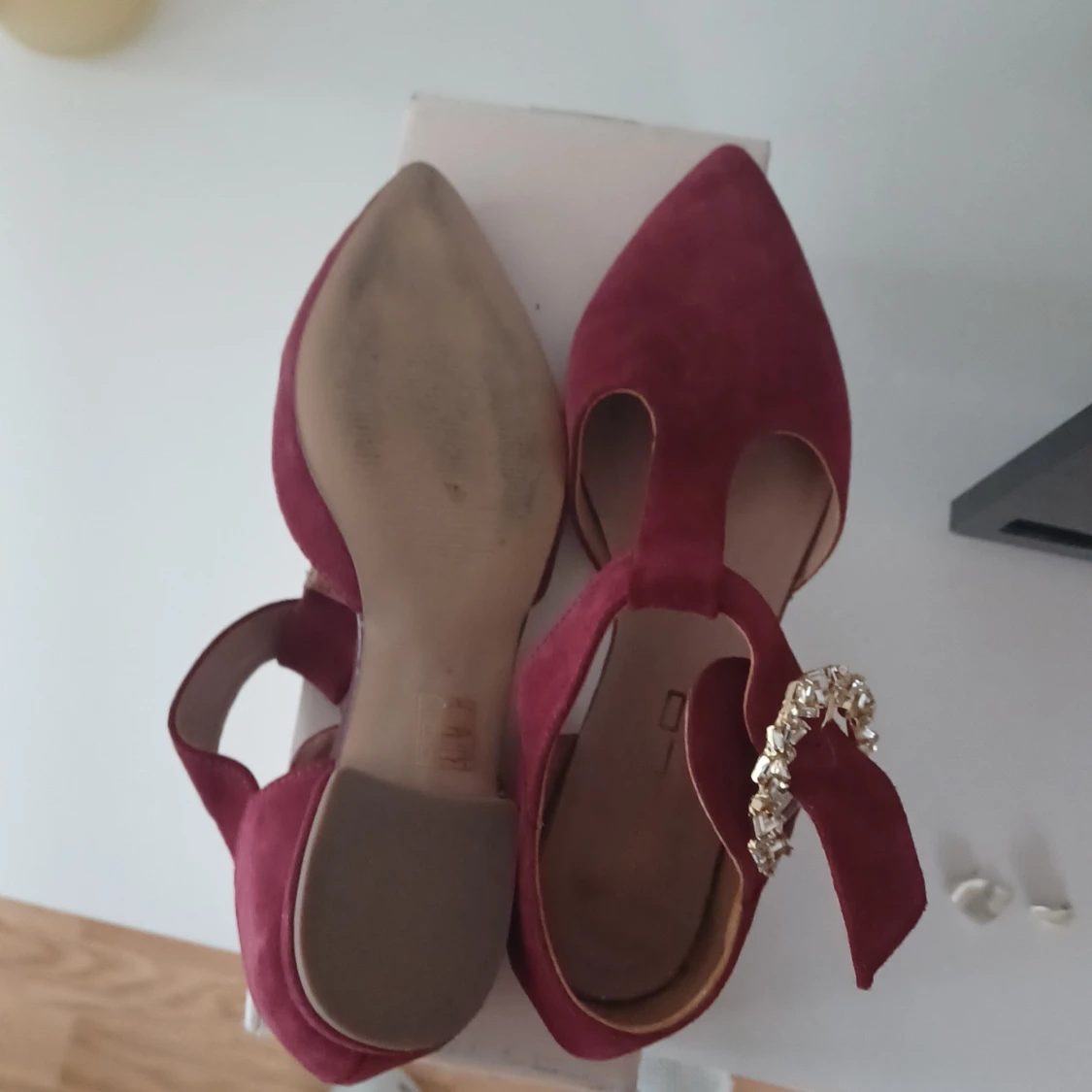 Vinröda mocka ballerinaskor med smyckesspänne - 3