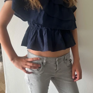 Marinblå oneshoulder topp - Supersnygg mörkblå oneshoulder topp från Vero Moda i storlek S. Använd fåtal gånger och i superfint skick!!