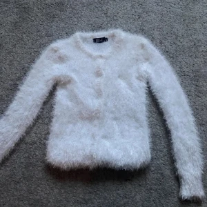 Vit fluffig kofta med knappar - Söt kofta till hösten! Skulle säga att den passar xxs/xs 💝