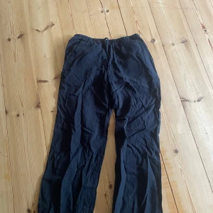 Linnebyxor f - Mörkblå/ svarta linnebyxor från gina tricot barnavdelning i storlek 158/164, jag är ca 168 cm lång och dom är för korta på mig.                                 I väldigt fint skick då dom bara är använda några enstaka gånger och har sedan bara legat i garderoben. Köpta för länge sedan!