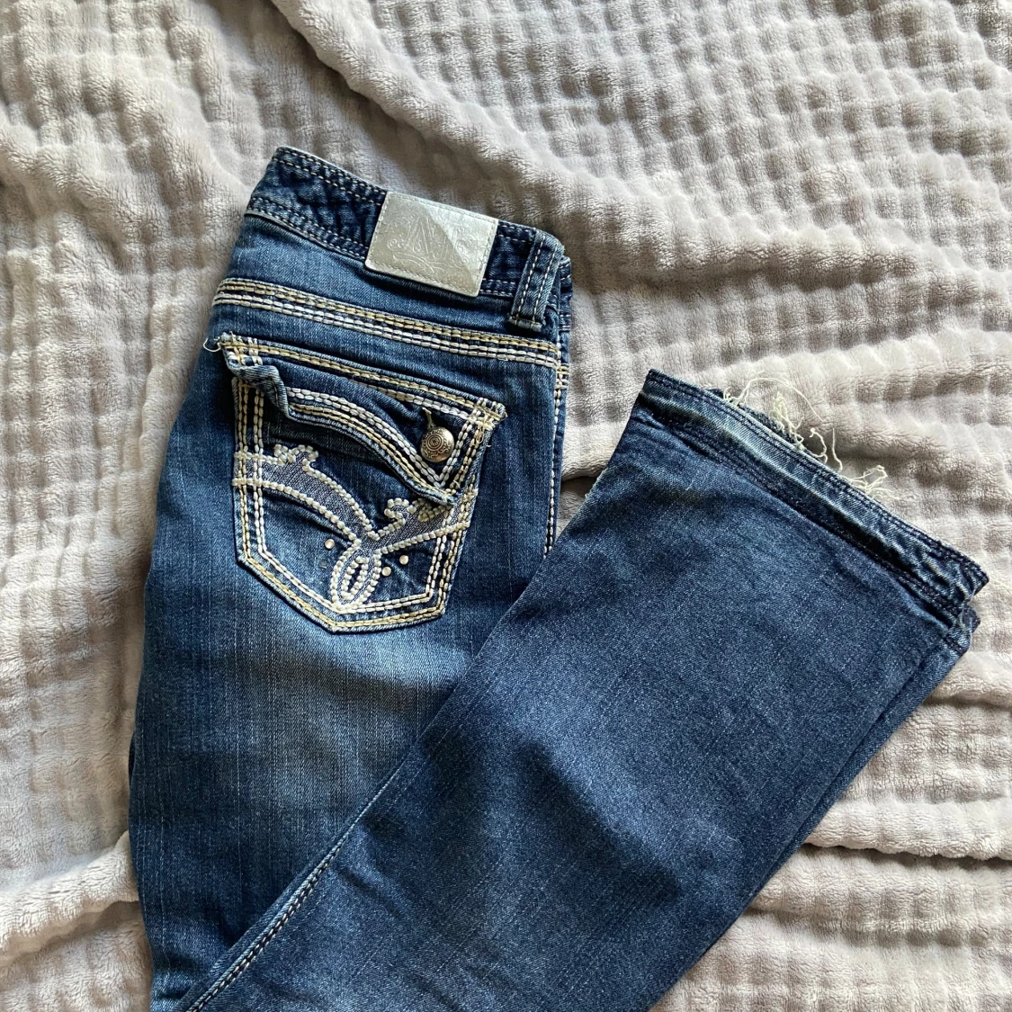 Mörk blå botcut jeans - 1