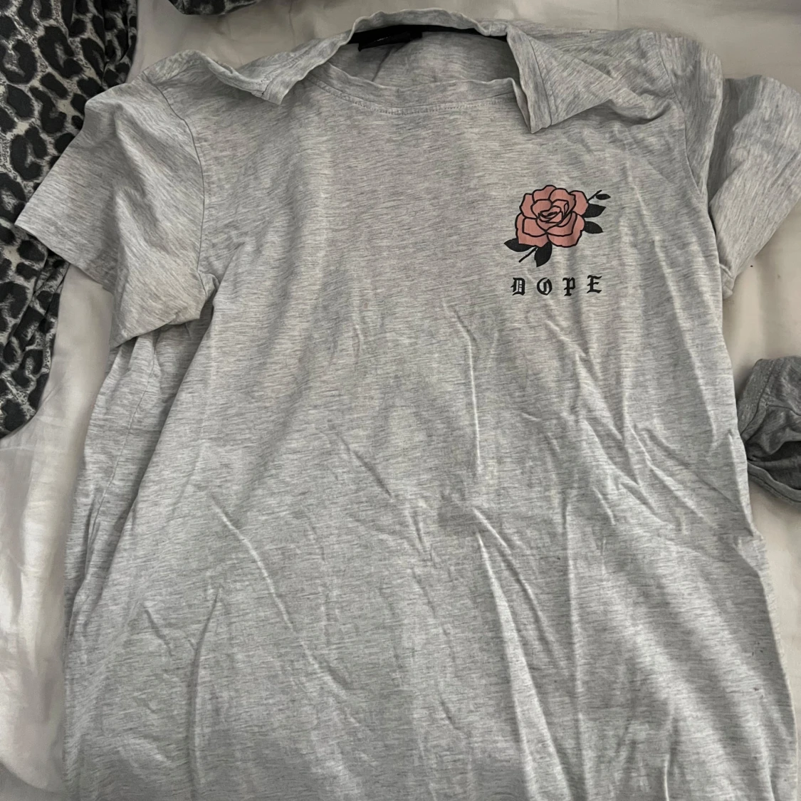 Grå t-shirt med ros och text