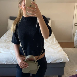 Svart stickad tröja med kort ärm/skickad T-shirt  - Kommer inte till användning längre!pris kan diskuteras (den är slutsåld och går inte köpa längre)