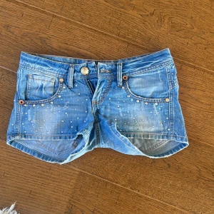 Shorts med detalj  - Shorts som jag köpte här på Plick men blev inte nöjd!! Superfina men storleken passa inte mig!! Storlek 27!!
