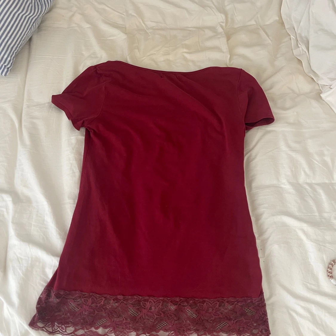Vinröd topp med spetskant - 3