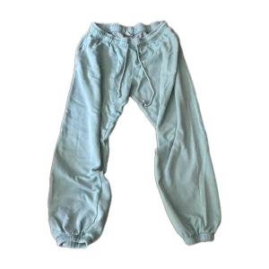 Ljusblå mjukisbyxor med snörning XL - Ljusblå mjukisbyxor från Cubus i storlek XL. Byxorna har resår och snörning i midjan samt resår vid bensluten för en skön och avslappnad passform. 