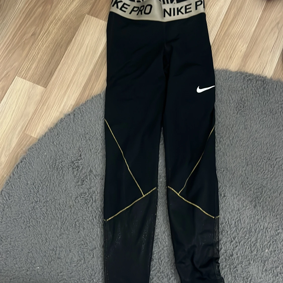 Nike Pro svarta tights med guldiga detaljer