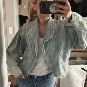 Isabel Marant Pauline Jacka - Säljer min Isabel Marant Pauline jacka. Köpte på Sellpy och den är i bra skick förutom att den är jättelite solblekt/gulnad på ärmarna. Syns typ inte alls dock💞