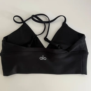 Alo sport-bh - Svart sport-bh från Alo i storlek XS, använd 1-2 ggr så i princip nyskick 💕