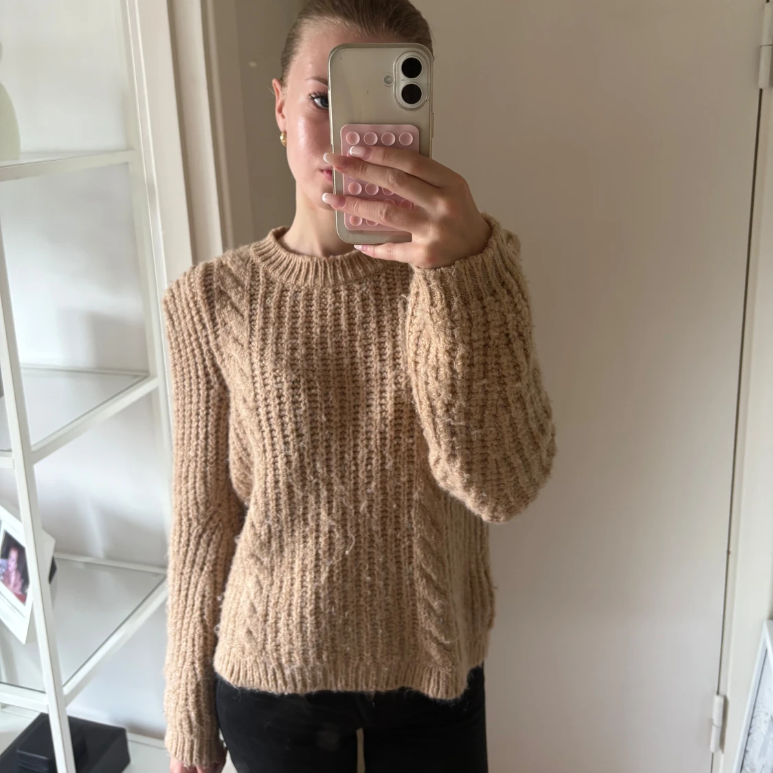 Beige stickad tröja med grov struktur