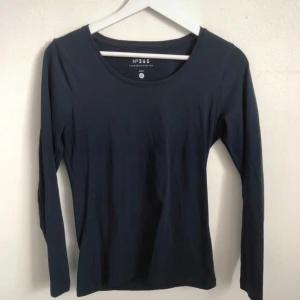 Mörkblå långärmad topp  - En basic mörkblå långärmad topp från No365. 