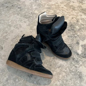 Isabel marant - Snygga Isabel marant. Använt väldigt få gånger. Tyvärr har inte kvar boxen eller dustbagen eftersom de är köpta ganska längesedan. Såklart äkta. Kan mötas upp i Sthlm💕36 men passar mig som har 37