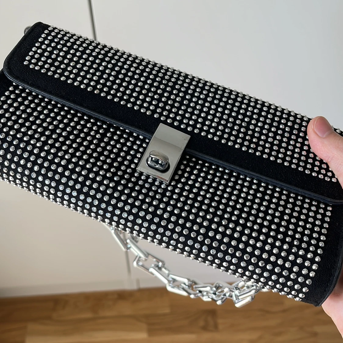 Svart axelväska med silverdetaljer - 3