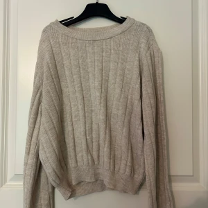 Beige ribbstickad tröja från Pieces - Säljer en beige ribbstickad tröja från Pieces i storlek S. Tröjan har en avslappnad passform, rund halsringning och långa ärmar 🌟🌟