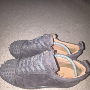 Loubs grå  - Allt medföljer 