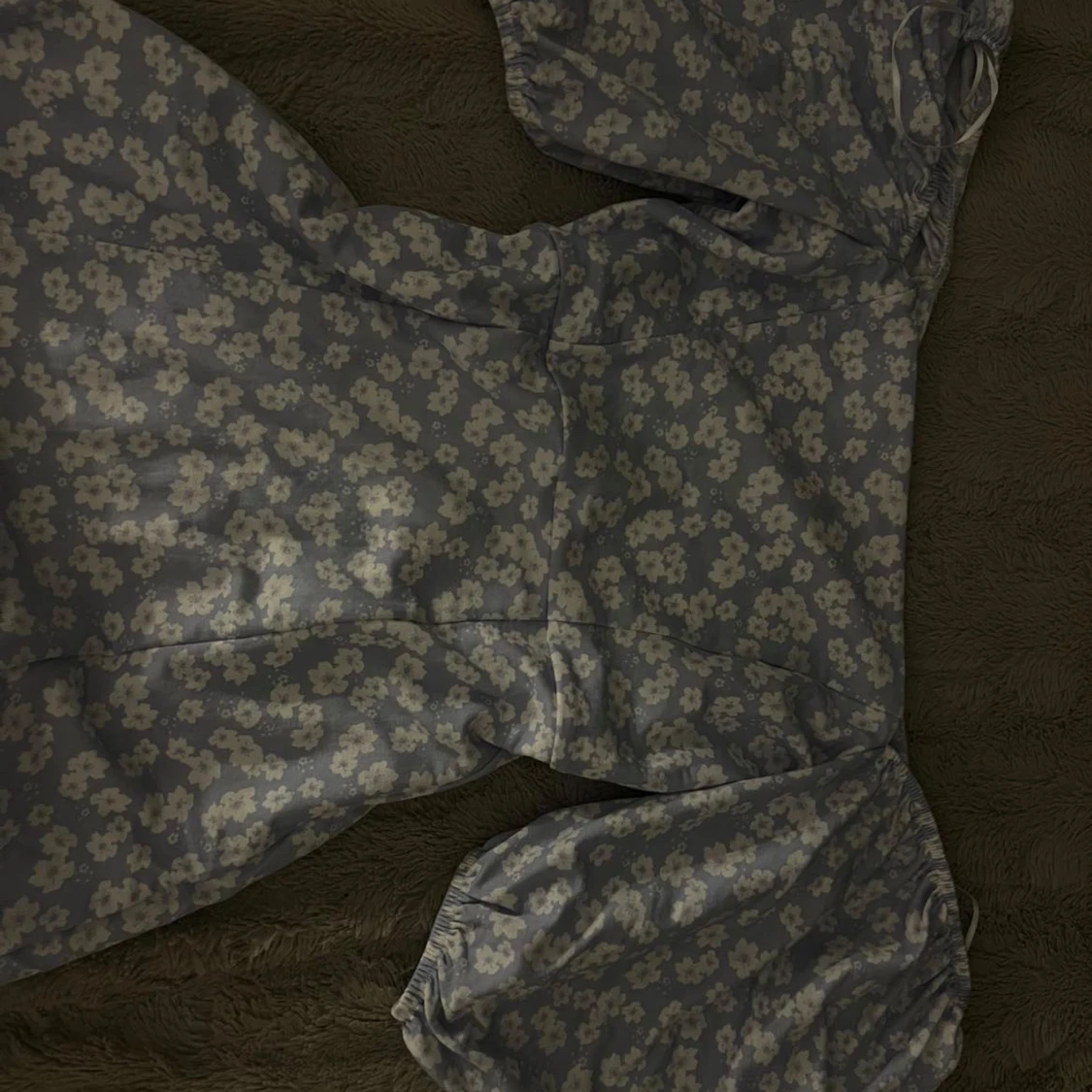 Blommig blå långklänning med puffärm