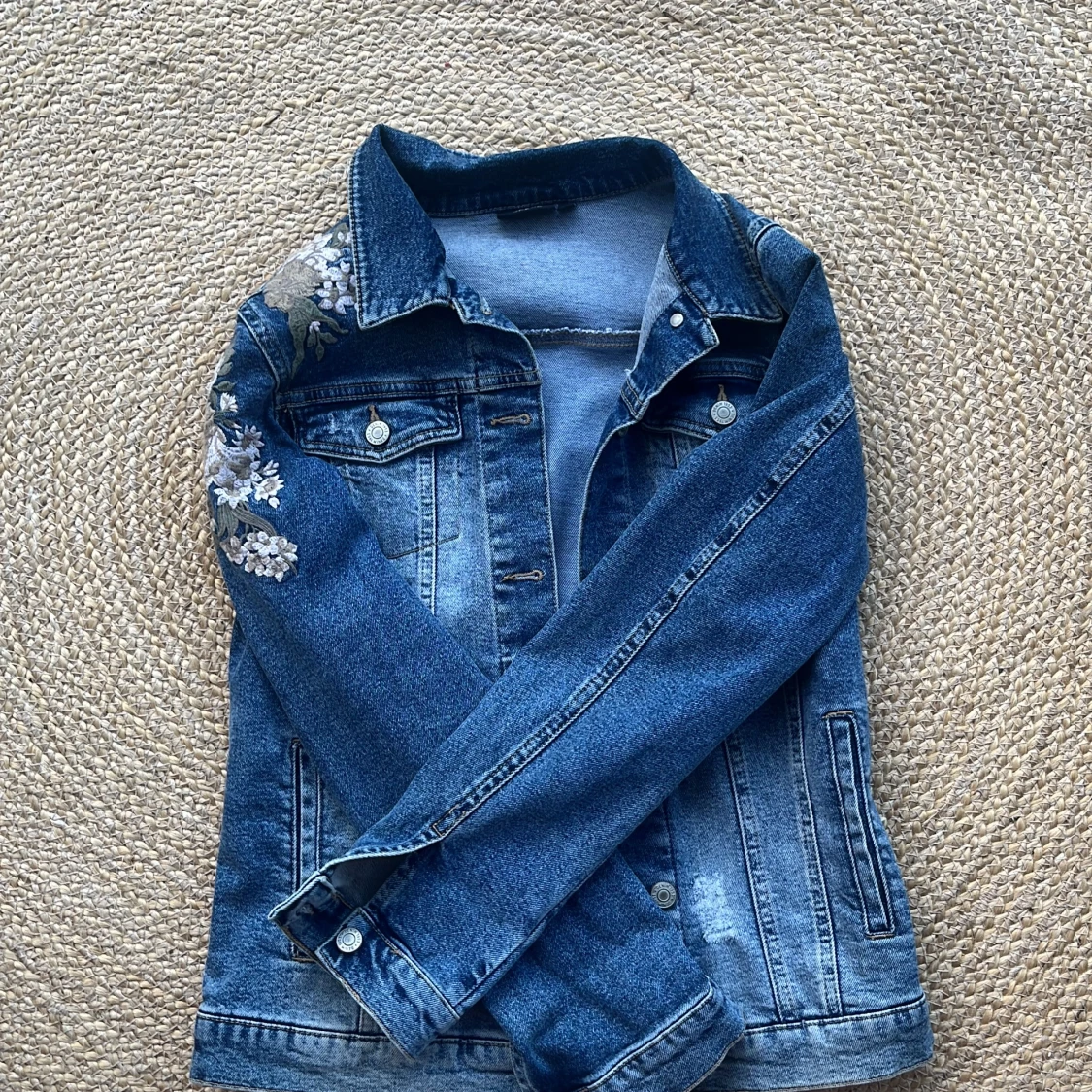 Blå jeansjacka med broderade blommor - 3