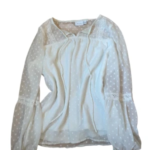 Vit prickig blus från Vila - Supersöt vit blus från Vila använd några få gånger men i ny skick<3 