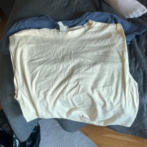 T-shirts  - 2 T-shirts från lager och hm i storlek S och xs i färgen blå och gul 