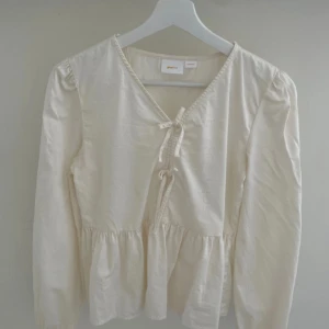 Gina Tricot blus - Kräm vit blus i storlek 158/164 men passar xs, använd 1 gång innan.