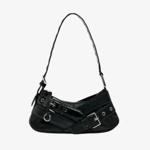 handväska - säljer en svart handväska med olika detaljer som spännen, remmar och silvriga metalldelar. tidigare köpt på plick och är helt oanvänd