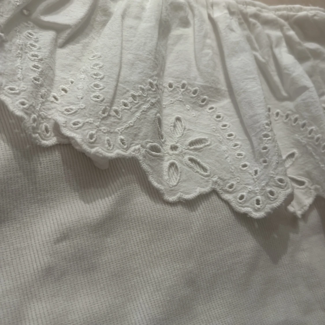 Vit oneshoulder topp med volang - 1