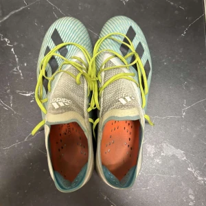 Adidas fotbollsskor - Skick 8/10                                                              Storlek 42                                                                Bud eller 1200kr!