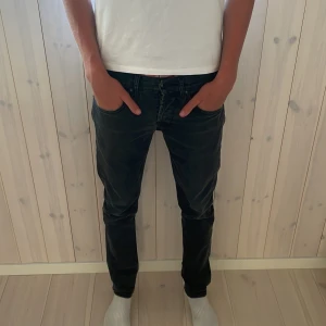 Dondup George - Säljer ett par as sköna dondup jeans. De är mörkgråa i färg och är nästan i nyskick! Storlek: 32 Modell: George / Skinny Fit. Modellen på bilden är 188 cm och väger 68 kg. Pris är ej hugget i sten så kom gärna med förslag! Kom dm ifall du har frågar eller vill ha fler bilder mm.🤗