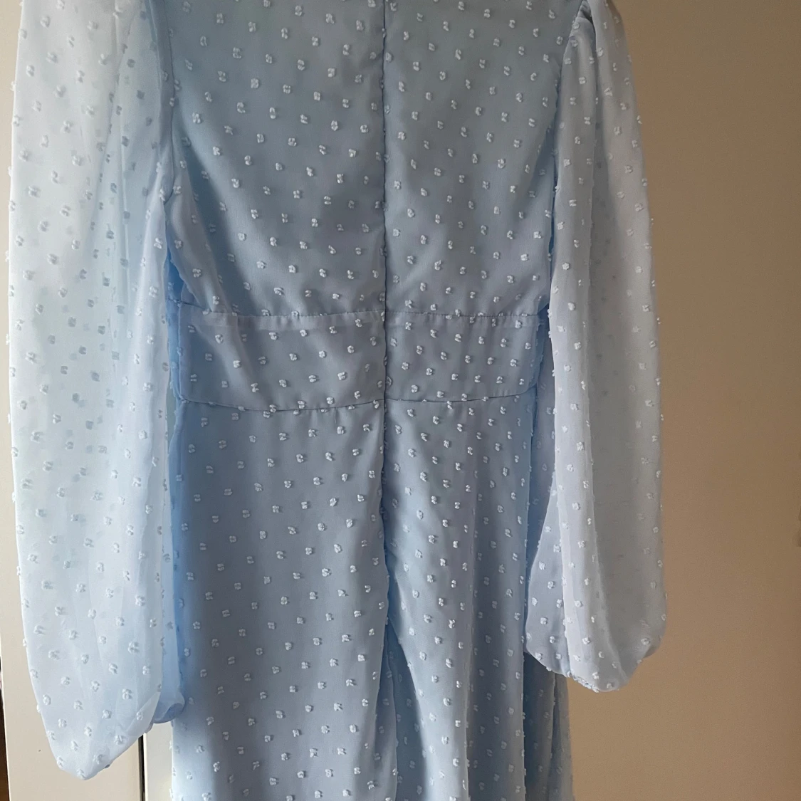 Ljusblå långklänning med puffärmar - 1