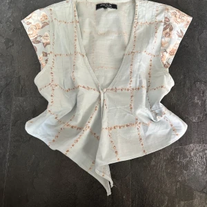 Blus - 🦋Handsydd🦋Supersöt babydoll blus med knäppe framtill.