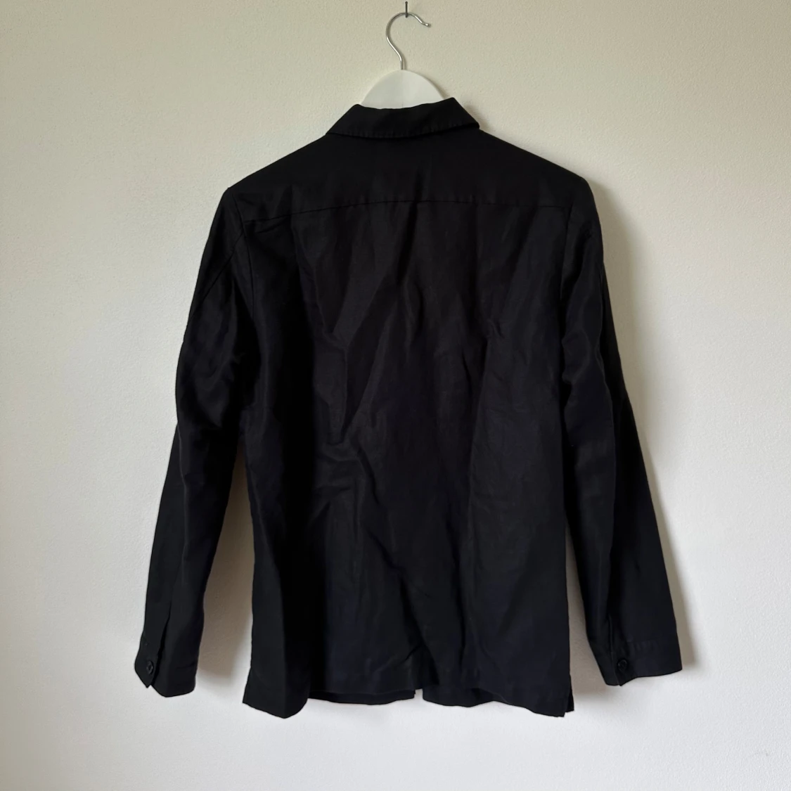 Svart overshirt från Riley i linneblandning - 2