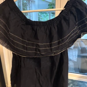Off shoulder topp - Off sholulder topp från en butik som heter reserved i Xs men passar även S