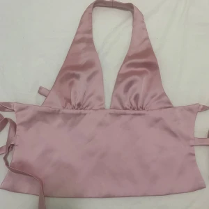 Rosa zara topp - Rosa halterneck topp med knyt i satin från Zara