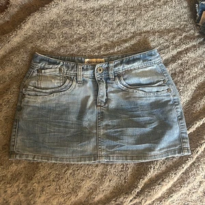 Lågmiadjad jeanskjol  - Jättefin lågmidjade jeanskjol💓