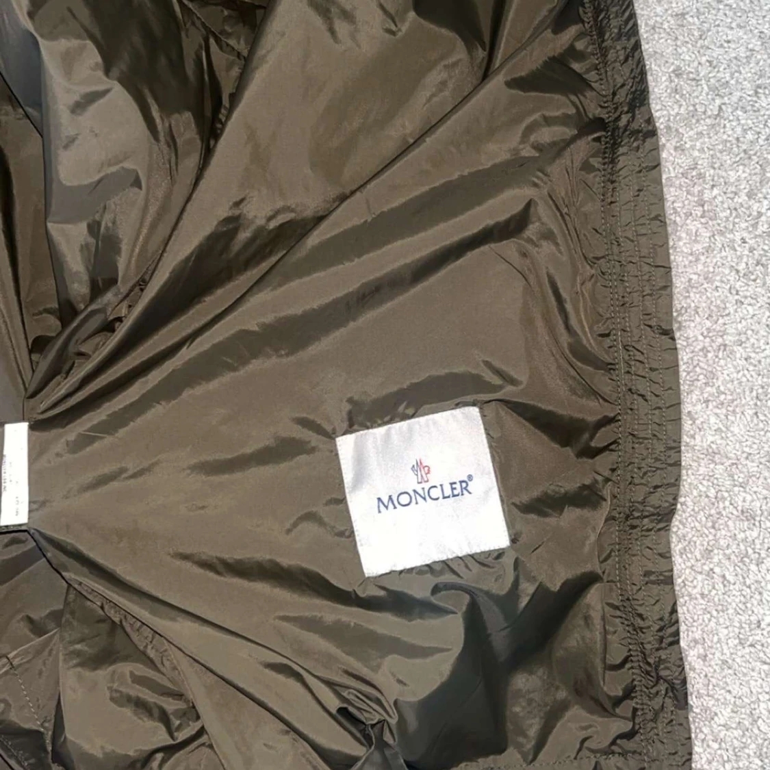 Olivgrön vindjacka från Moncler - 1
