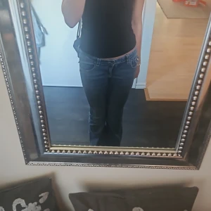 Mörkblå bootcut jeans - Säljer ett par mörkblåa jeans från Gina i storlek 164 som jag tror inte finns kvar att köpa ! Skriv om ni har några frågor och funderingar💕