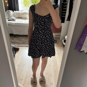 Hollister klänning  - Supersöt mörkblå kortklänning med vitt blommönster från hollister, köpt i USA. Tunn och luftig, perfekt för varma dagar. Söt och ungdomlig stil som passar dig som gillar romantiska vibes.