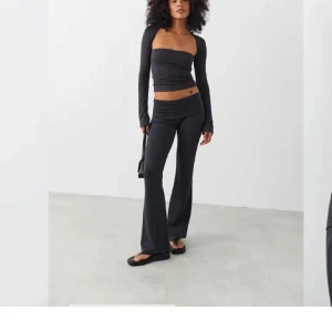 soft touch square neck top - Säljer denna snygga mörkgråa tröja från Gina. Skönt material och stretchigt. Knappt använd. Stl XS kom privat för egna bilder:)