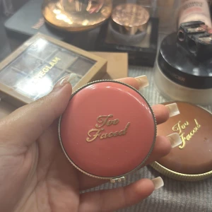 Too Faced rosa rouge i guldig dosa - Superfin rouge från Too Faced i en lyxig rund guldig dosa med spegel. Färgen är en fräsch rosa som ger kinderna ett piggt och fräscht glow. Perfekt för att addera lite färg till din makeup. Snygg design med Too Faced-loggan på både dosa och produkt. Finns med förpackning 