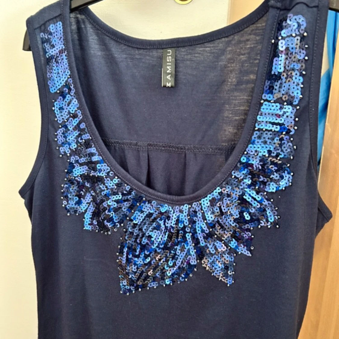 Mörkblå linnetopp med blå paljetter - 1