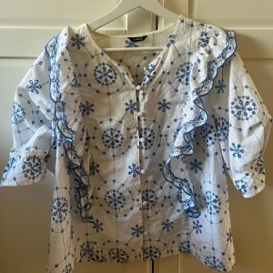 Fin mönstrad blus - Säljer en jättefin blus från Lindex!! Jättefin nu i sommar till jeans eller jeanskjol🥹
