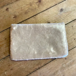 Beige kuvertväska med paljetter - Paljett necessär från Lindex med liten defekt som syns på baksidan om man klickar p bilden, men inget man tänker på, syns inte på insidan #Lindex #necessär #sminkväska #väskafördam #kuvertväska 