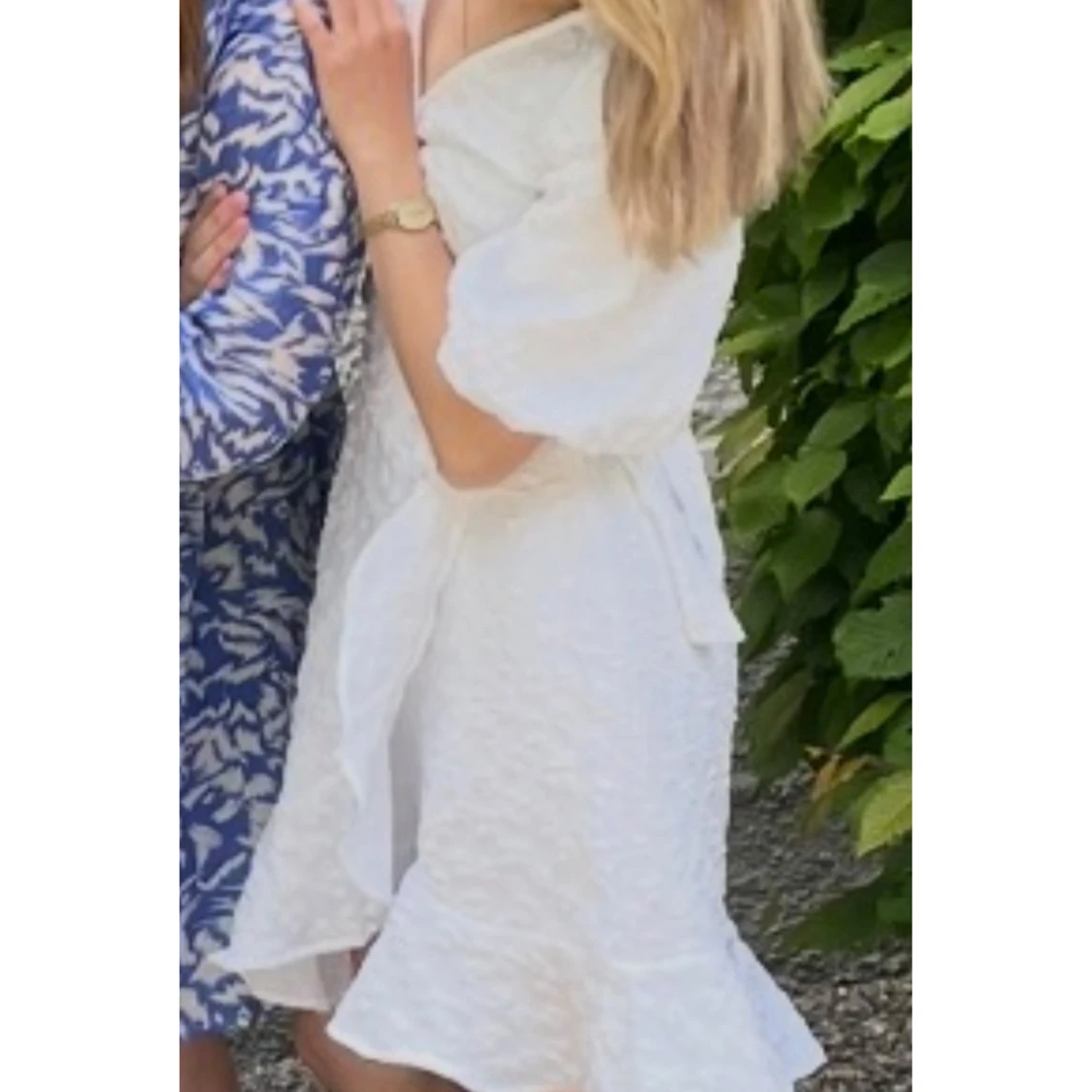 Vit omlottklänning med volang - 2