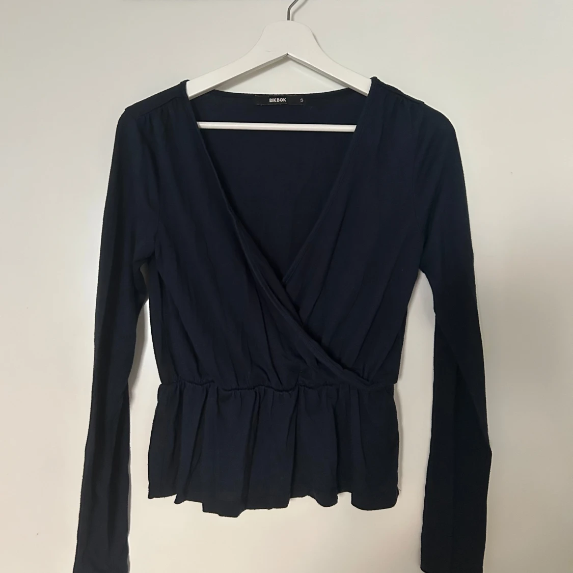 Marinblå omlottopp från Bik Bok