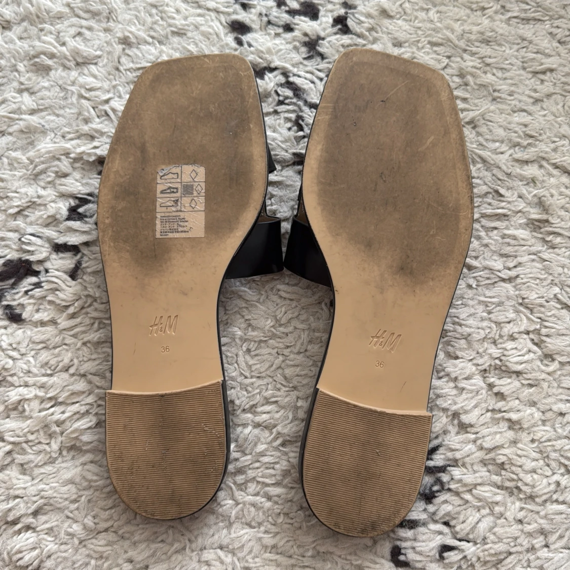 Svarta sandaler/slip-ins med gulddetalj från HM - 2